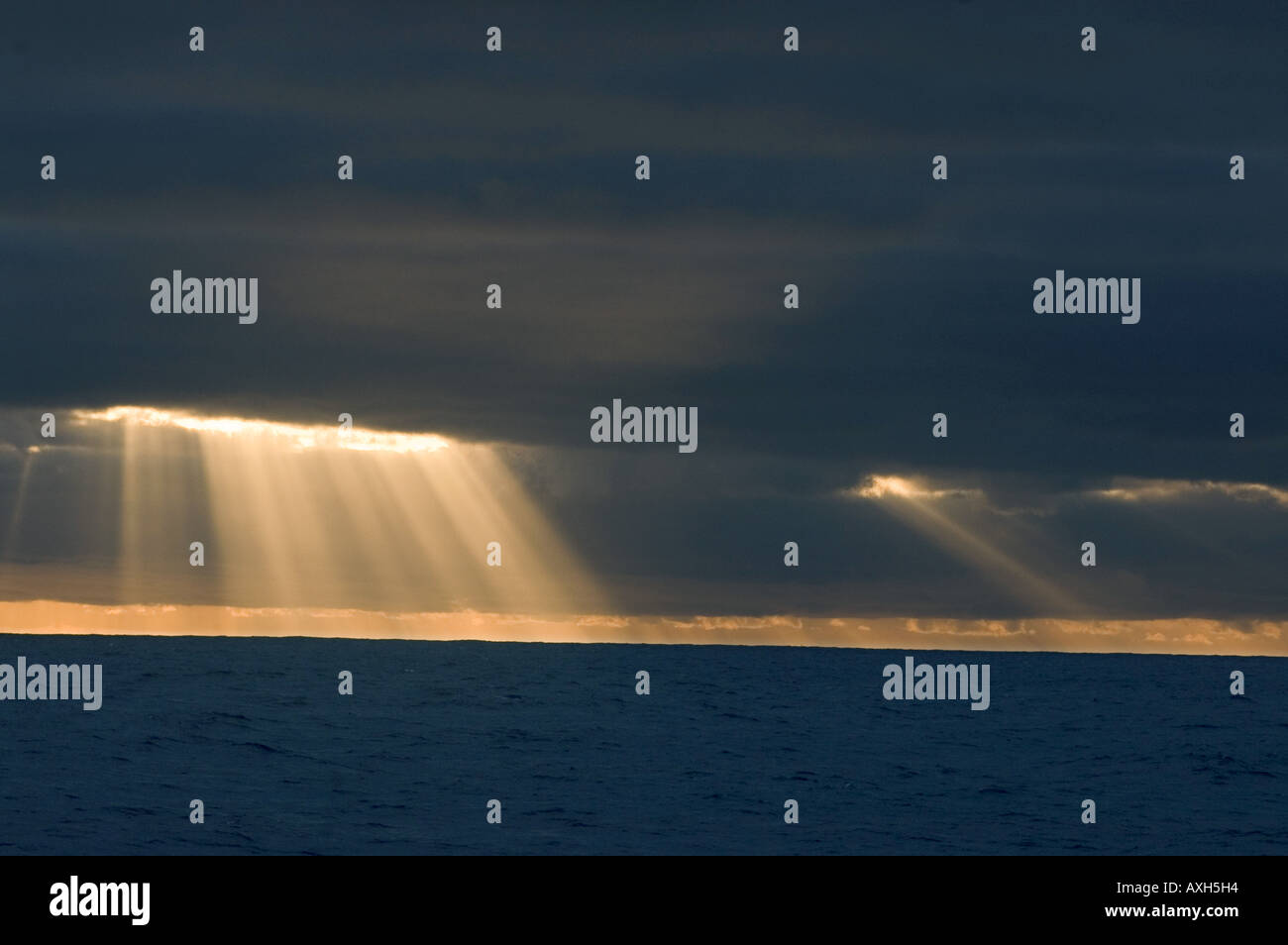 Raggi di sole tra le nuvole in Oceano Pacifico del sud. Foto Stock