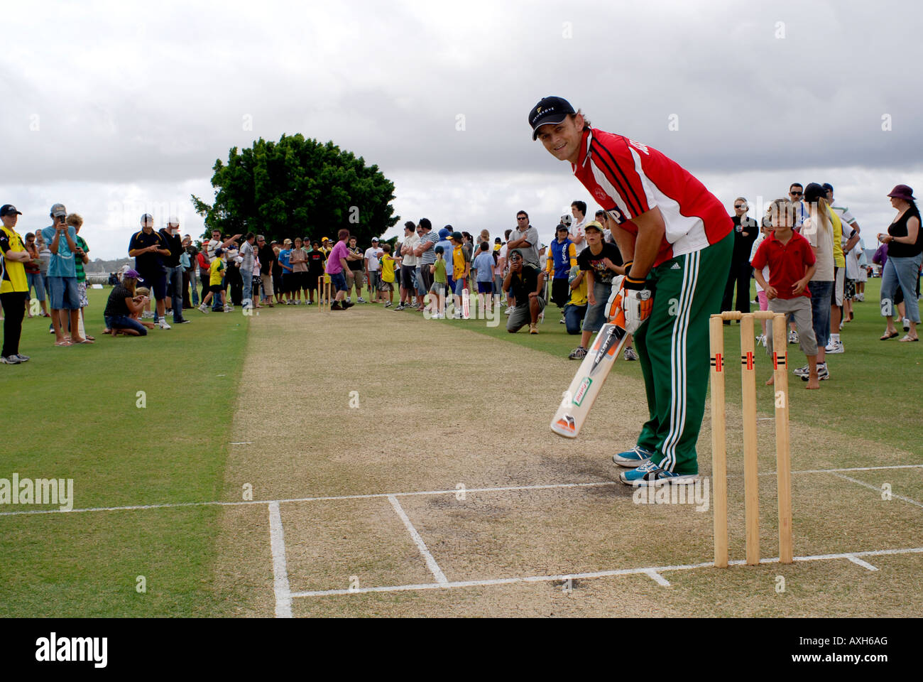 Adam Gilchrist, australiane e Western Australian cricketer, battere con una folla di spettatori a una funzione di carità Foto Stock