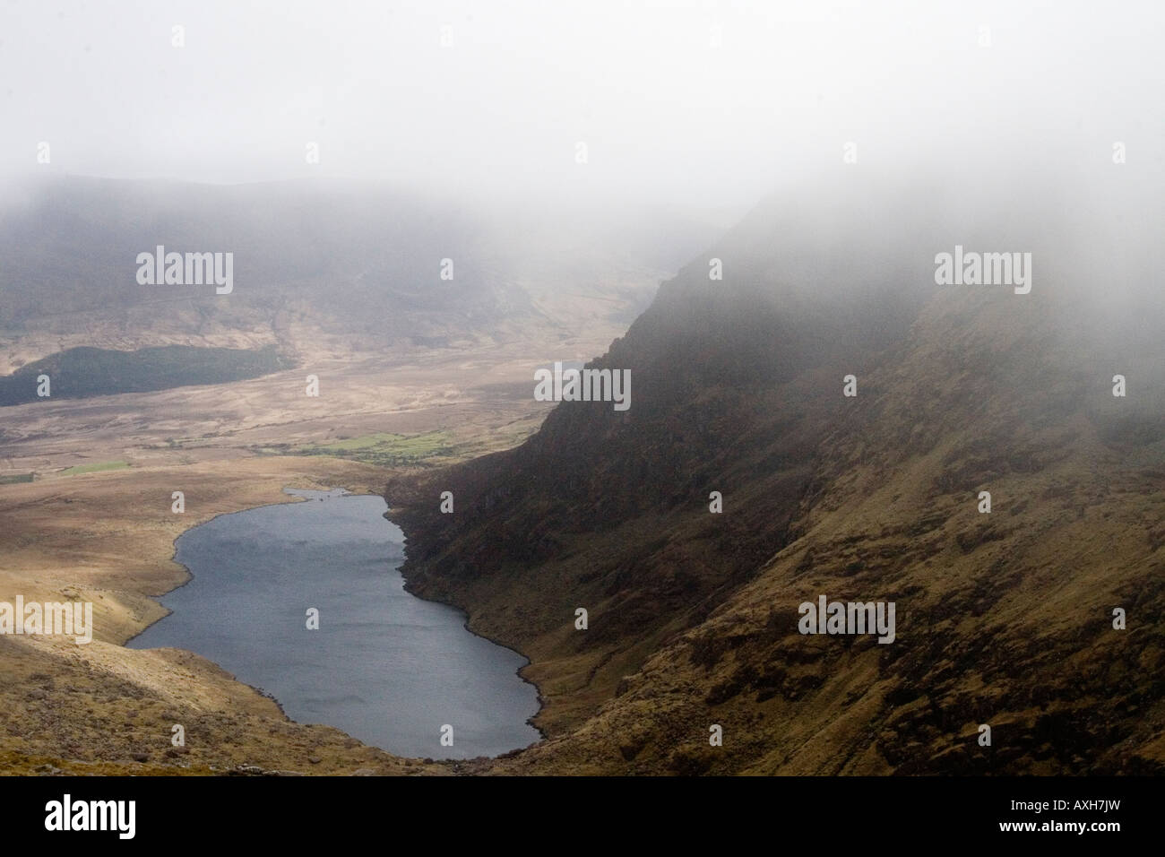Loch Cruite alla base della montagna di Brandon sulla penisola di Dingle nella Contea di Kerry, Irlanda. Foto Stock