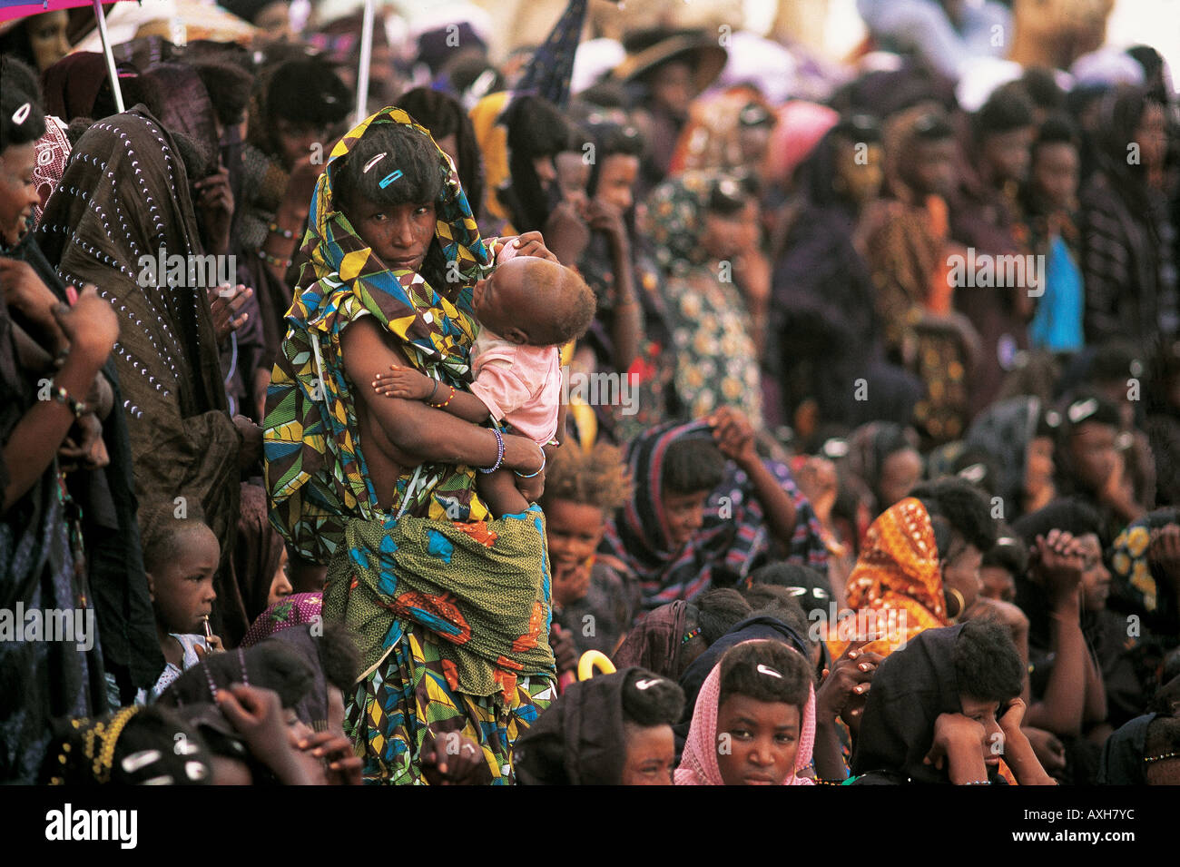 Donne Wodabe guardare la cerimonia di Gerewol, Fudduk Village, Niger. Foto Stock
