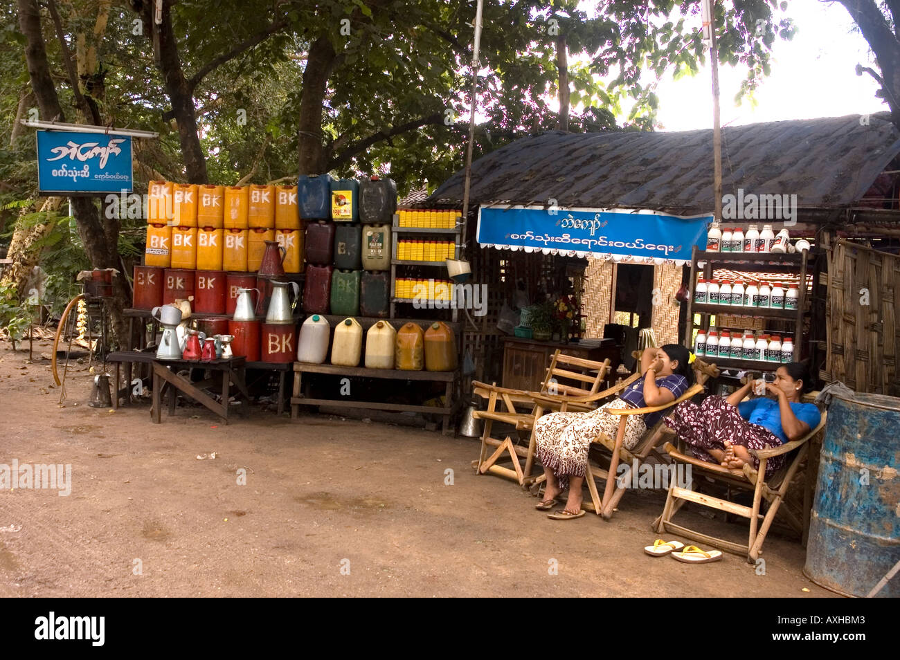 Fotografia di stock di una autostrada stazione di servizio in Myanmar il gas o benzina è versata dalla plastica taniche Foto Stock