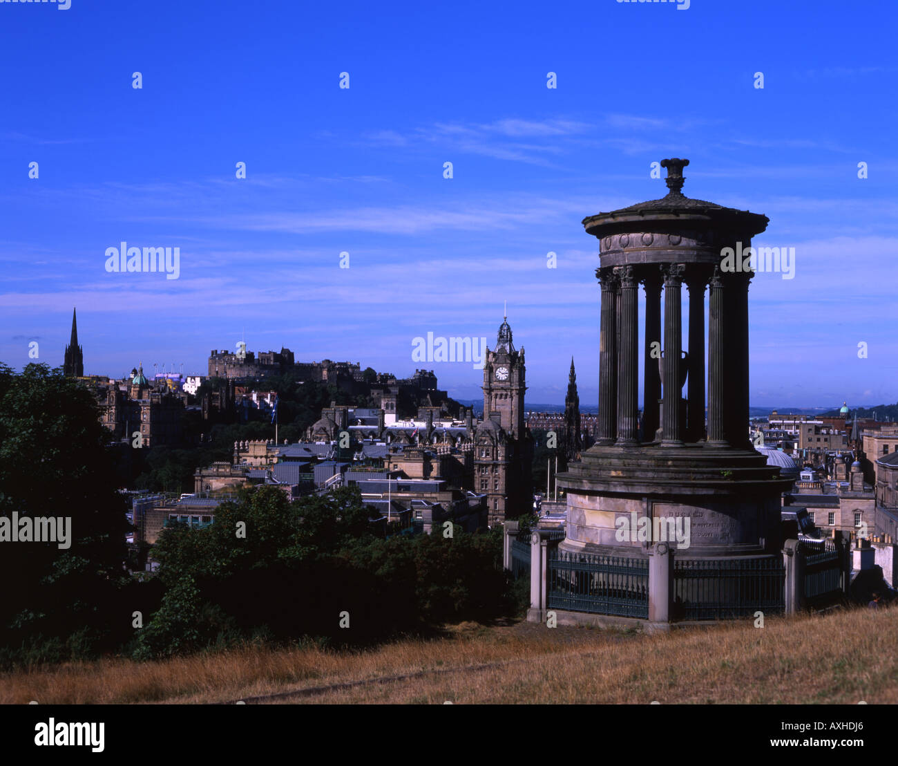 Dugald Stewart monumento situato sulla cima di Calton Hill, Edimburgo si affaccia sulla città e sul castello. Foto Stock