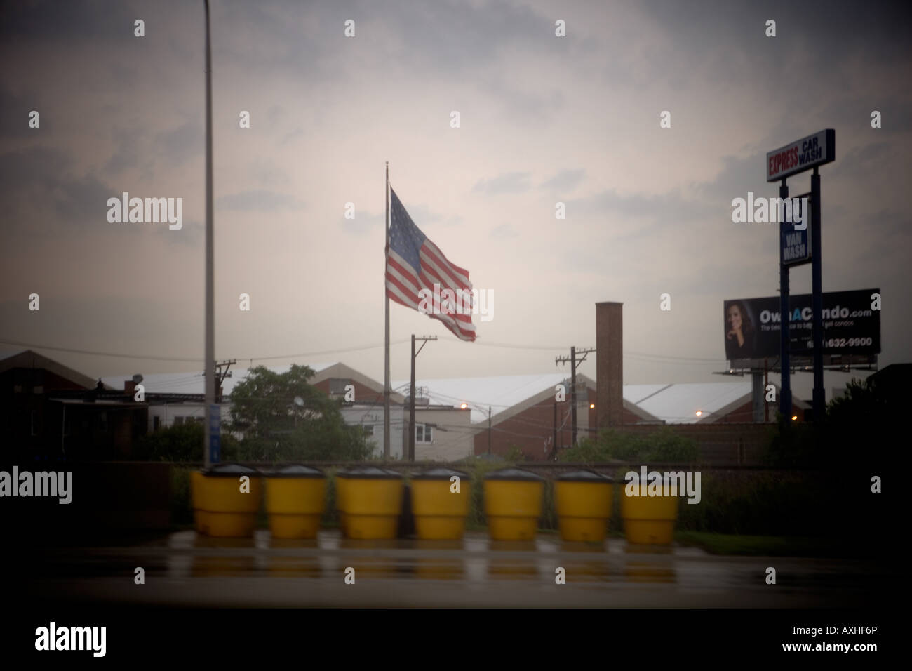 Bandiera americana di orgogliosi proprietari di casa un alto titolo fuori di Chicago Foto Stock