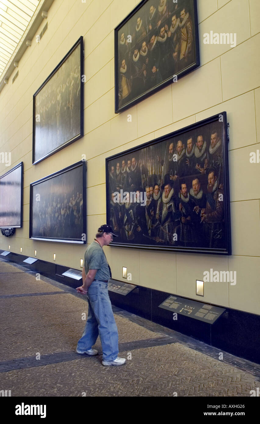 L'uomo visitando mostra di pittura a Amsterdam Foto Stock