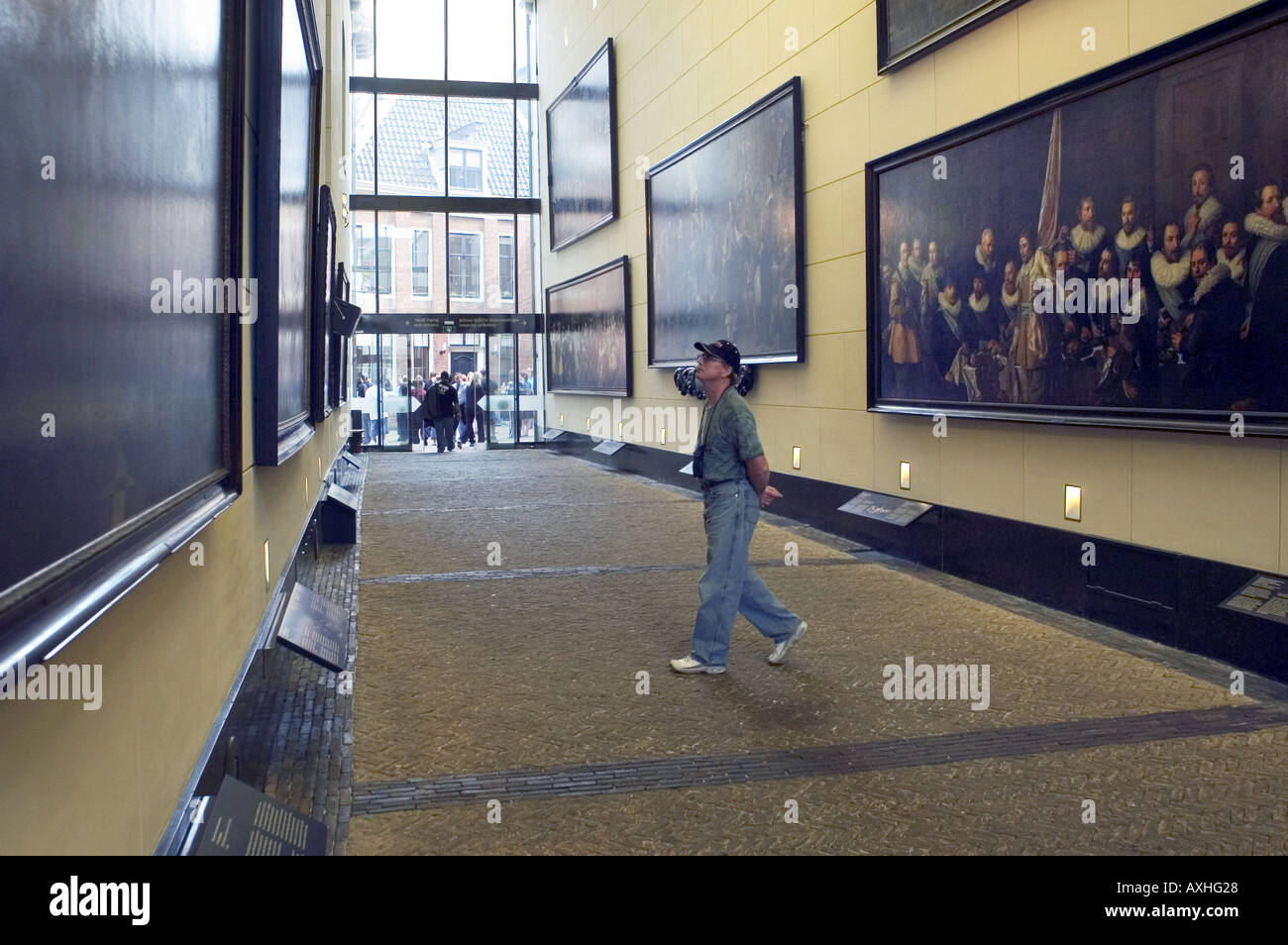 L'uomo visitando mostra di pittura a Amsterdam Foto Stock