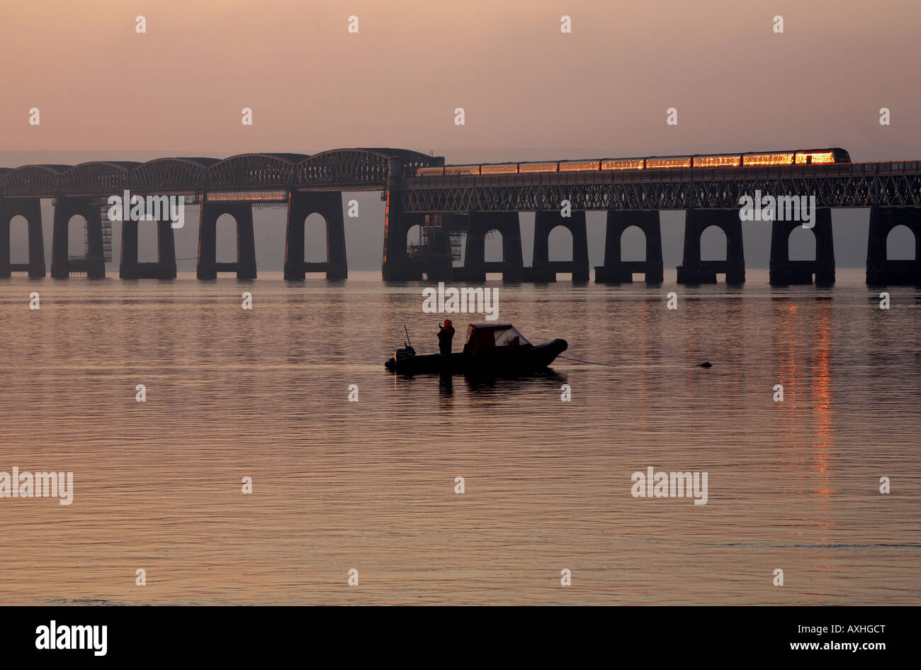 Il treno attraversa il tay rail bridge Foto Stock