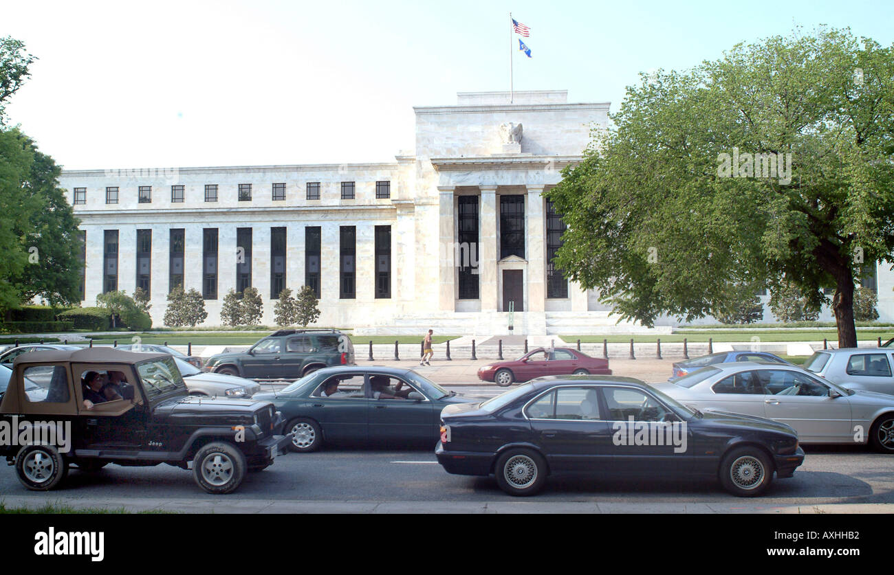 Il traffico sulla costituzione Ave nella parte anteriore della Federal Reserve building Foto Stock