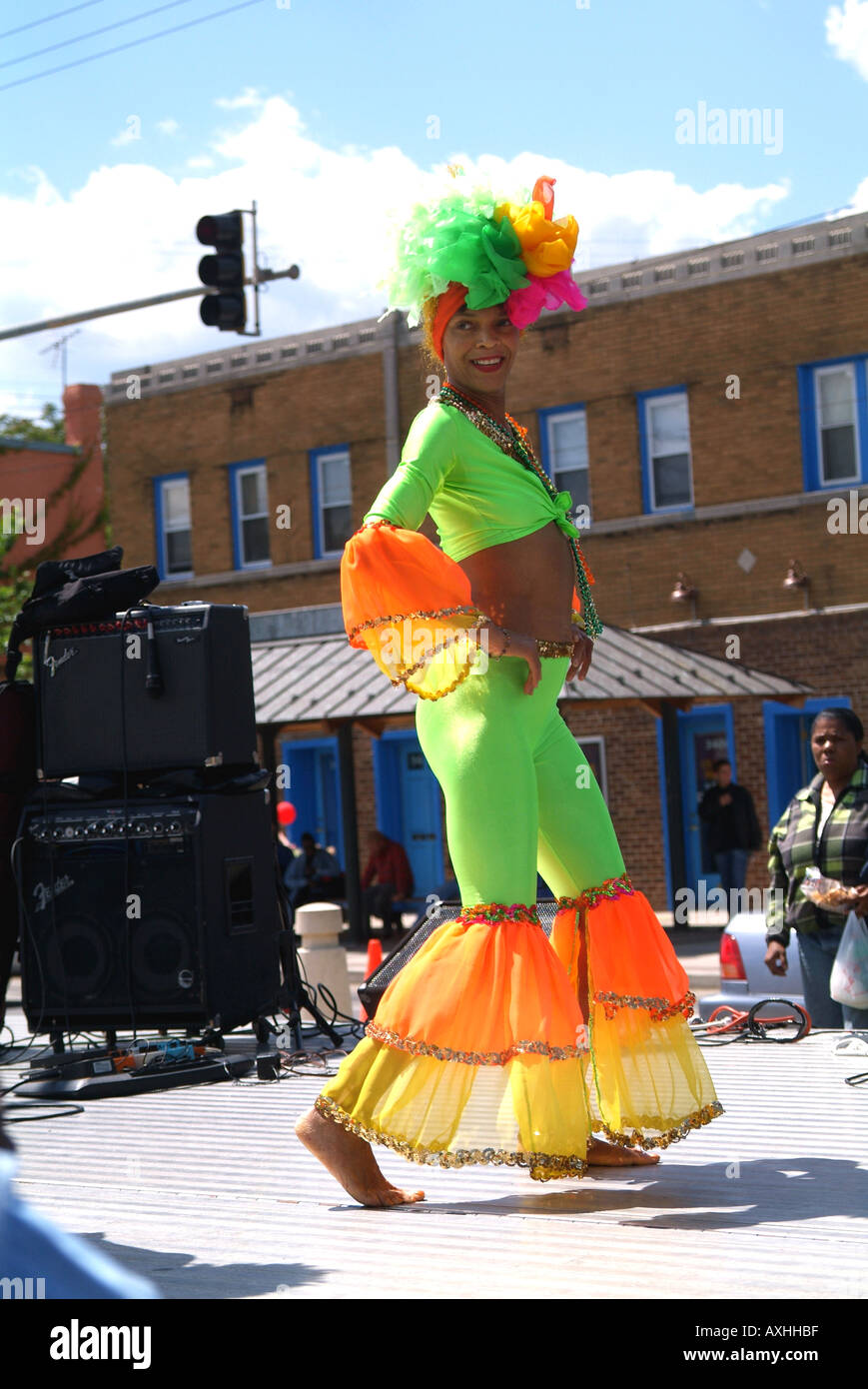 La Chiquita ragazza danze a un festival a Mount Ranier, Md Foto Stock