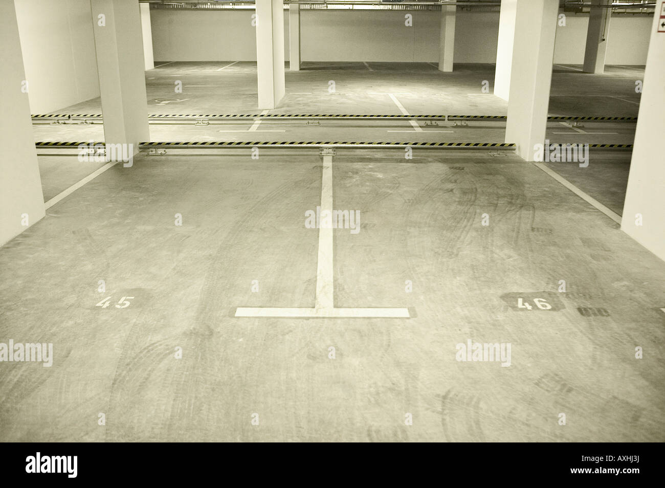 Vuoto Parcheggio Parcheggio sotterraneo asfalto cemento grigio bianco numero di luce al neon di spazio all'interno della prospettiva interna Foto Stock