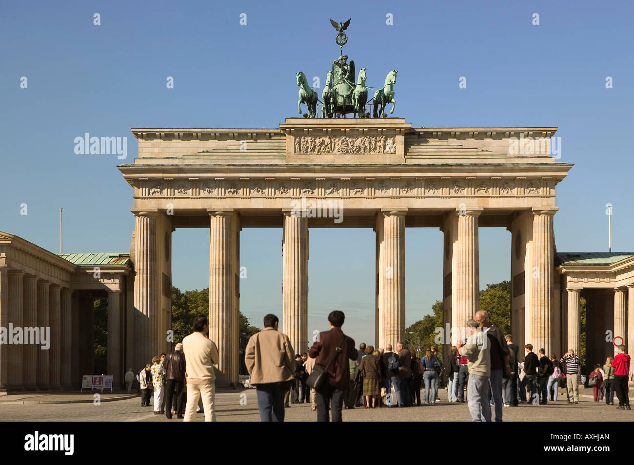 Brandenburger Tor monumento di gate in Berlin Germania Europa Quadriga scultura colonna luogo persone Foto Stock