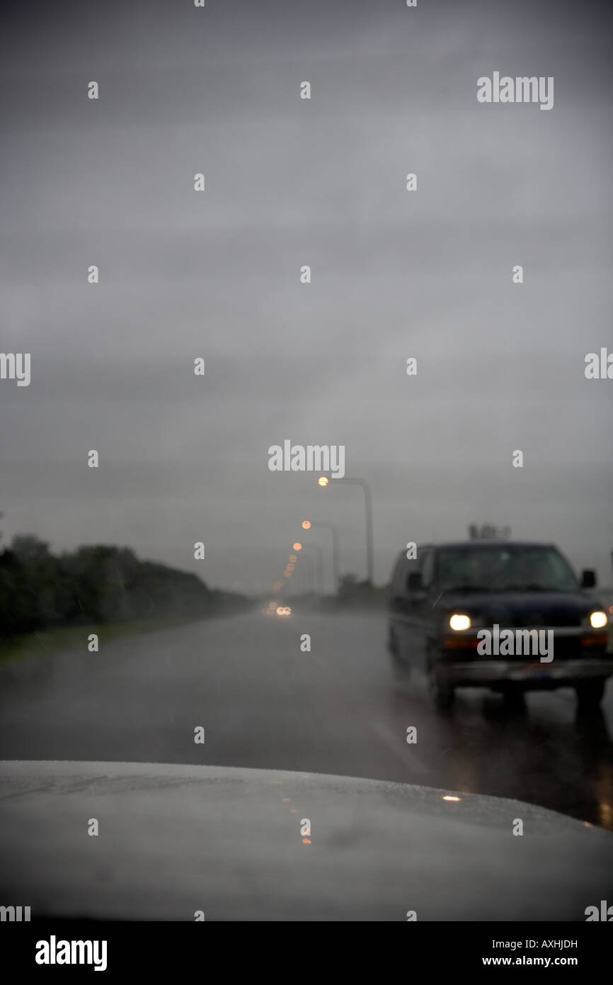 Visualizzare attraverso una macchina windows durante la pioggia Foto Stock