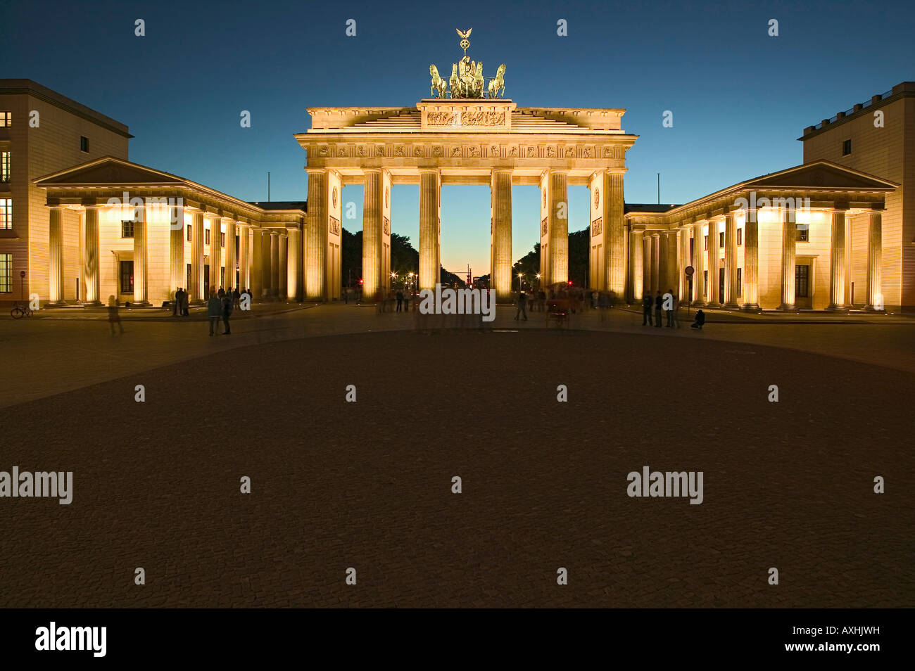 La Porta di Brandeburgo a Berlino di notte con luce Berlino Europa Germania città capitale architettura Quadriga landmark colonna city Foto Stock