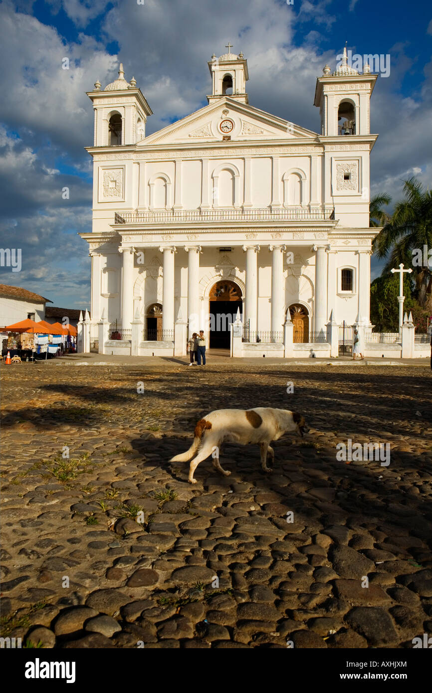 Chiesa cattolica e cane sulla piazza della città di Parque Centenario Suchitoto El Salvador Foto Stock