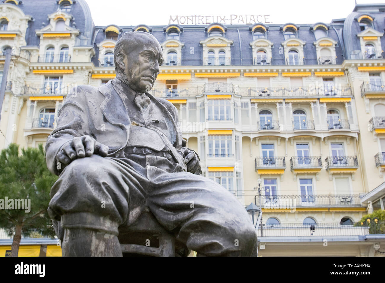 Una statua del writer Russo-americano Vladimir Nabokov davanti al Palace Hotel a Montreux in Svizzera dove ha vissuto Foto Stock