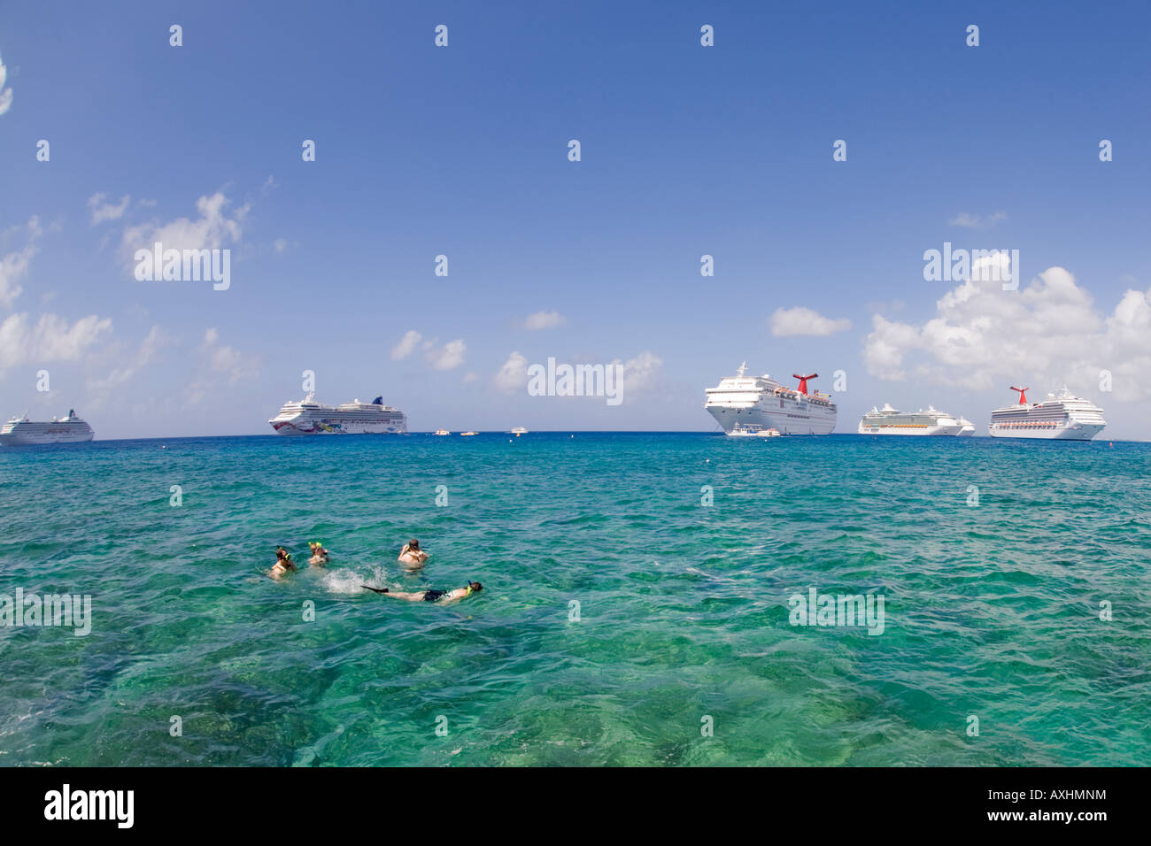 Persone snokeling con navi da crociera in background off Georgetown sull'isola di Grand Cayman in Cayman Islnads Foto Stock
