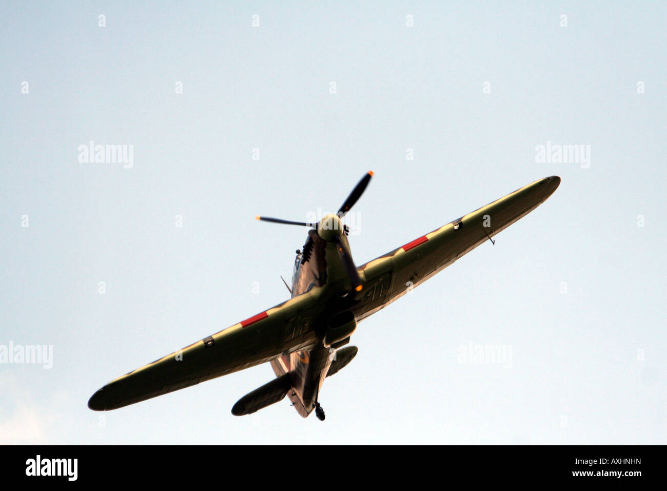 Spitfire alto nel cielo in silohette battenti il bombardamento di eseguire Foto Stock