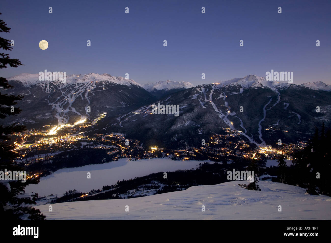 Il villaggio di Whistler al tramonto con il Blackcomb e montagna Whislter al di là della Columbia britannica in Canada Foto Stock