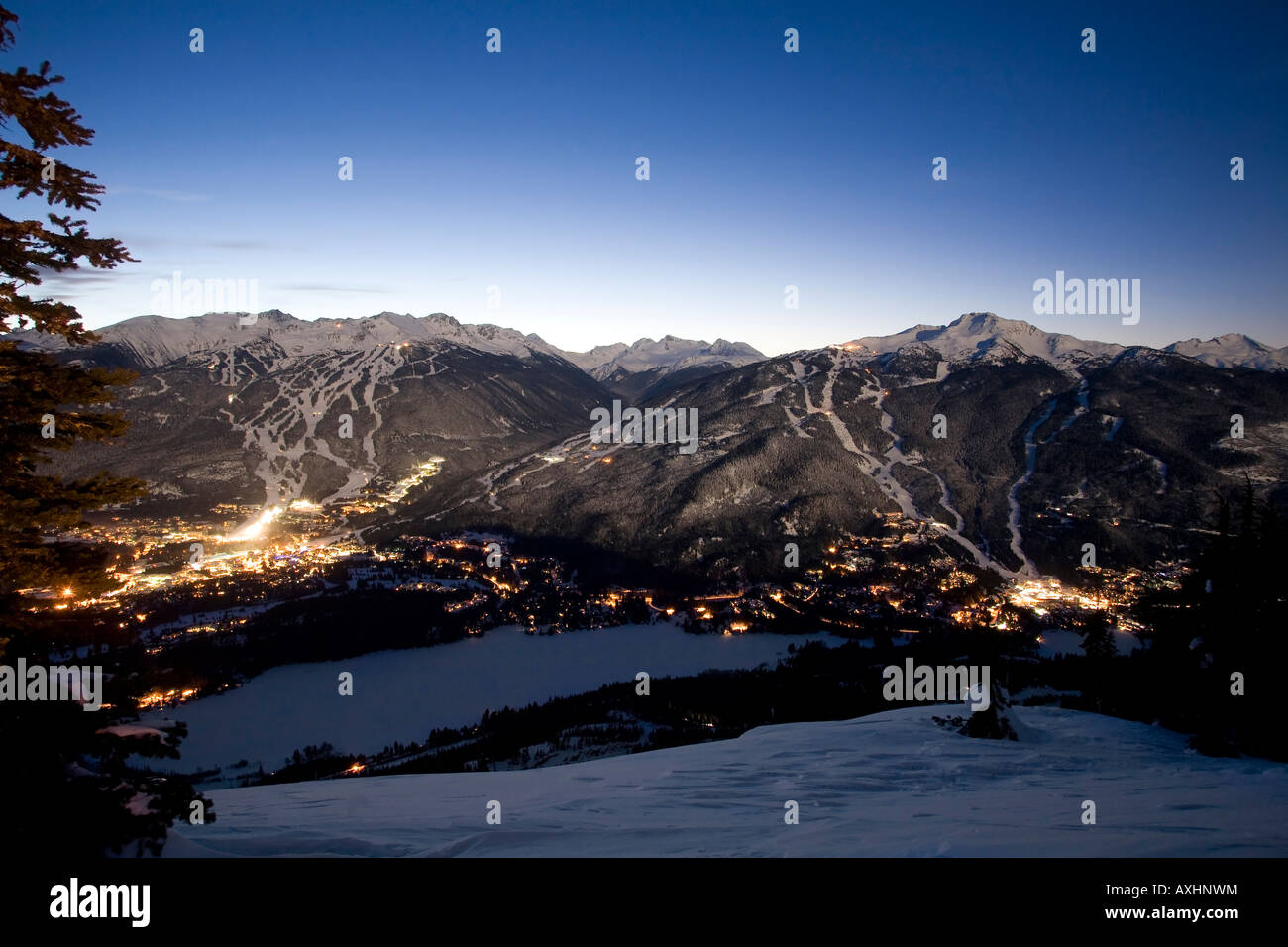 Il villaggio di Whistler al tramonto con il Blackcomb e montagna Whislter al di là della Columbia britannica in Canada Foto Stock