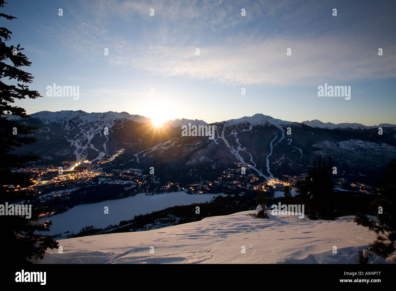 Il villaggio di Whistler a sunrise con Blackcomb e montagna Whislter al di là della Columbia britannica in Canada Foto Stock