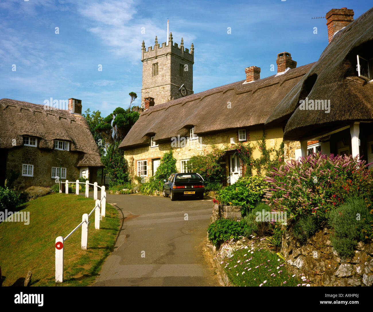 Regno Unito Inghilterra Isle of Wight Godshill chiesa e cottages Foto Stock