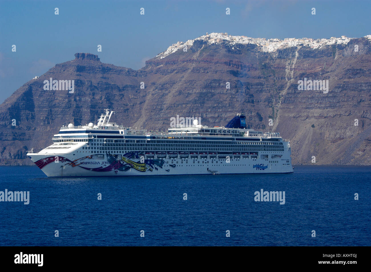 Il cruiseship "Norwegian Jewel' nella parte anteriore della caldera di Santorini Island, Grecia. Foto Stock