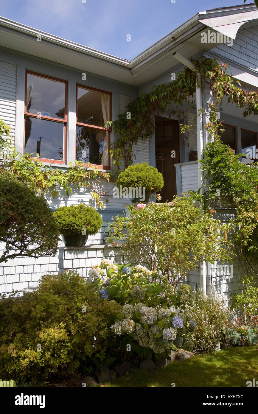 Il giardino e le piante in vaso su casa in legno veranda Victoria Canada Foto Stock