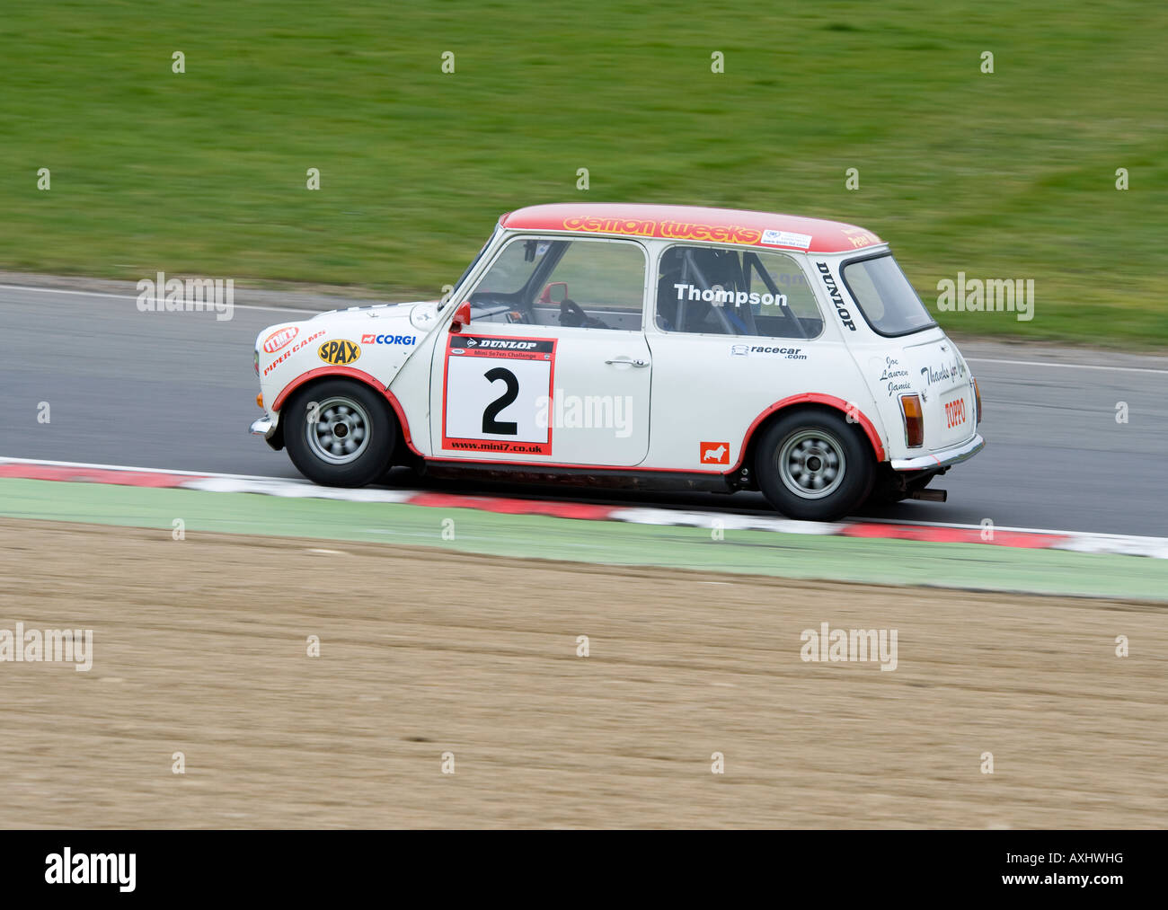 Classic Austin Mini su pista Foto Stock