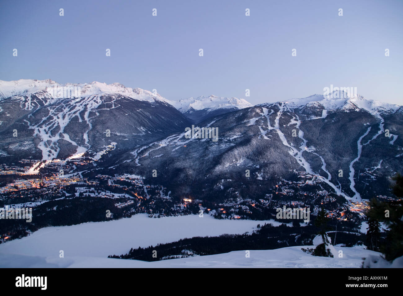 Il villaggio di Whistler al tramonto con il Blackcomb e montagna Whislter al di là della Columbia britannica in Canada Foto Stock