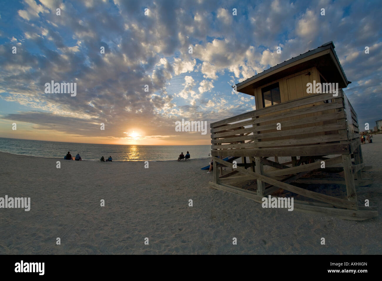 Tramonto sul Golfo del Messico con bagnino stand in primo piano su Venice Beach in Florida prese con un obiettivo fisheye Foto Stock