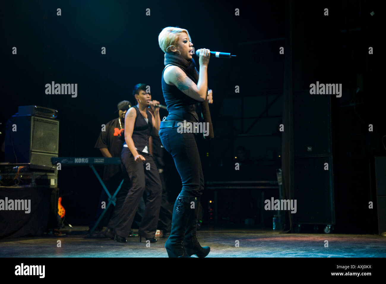 ILLINOIS Chicago Video taping di prestazioni da Keyshia Cole al Vic Theatre donna backup cantante e tastierista Foto Stock