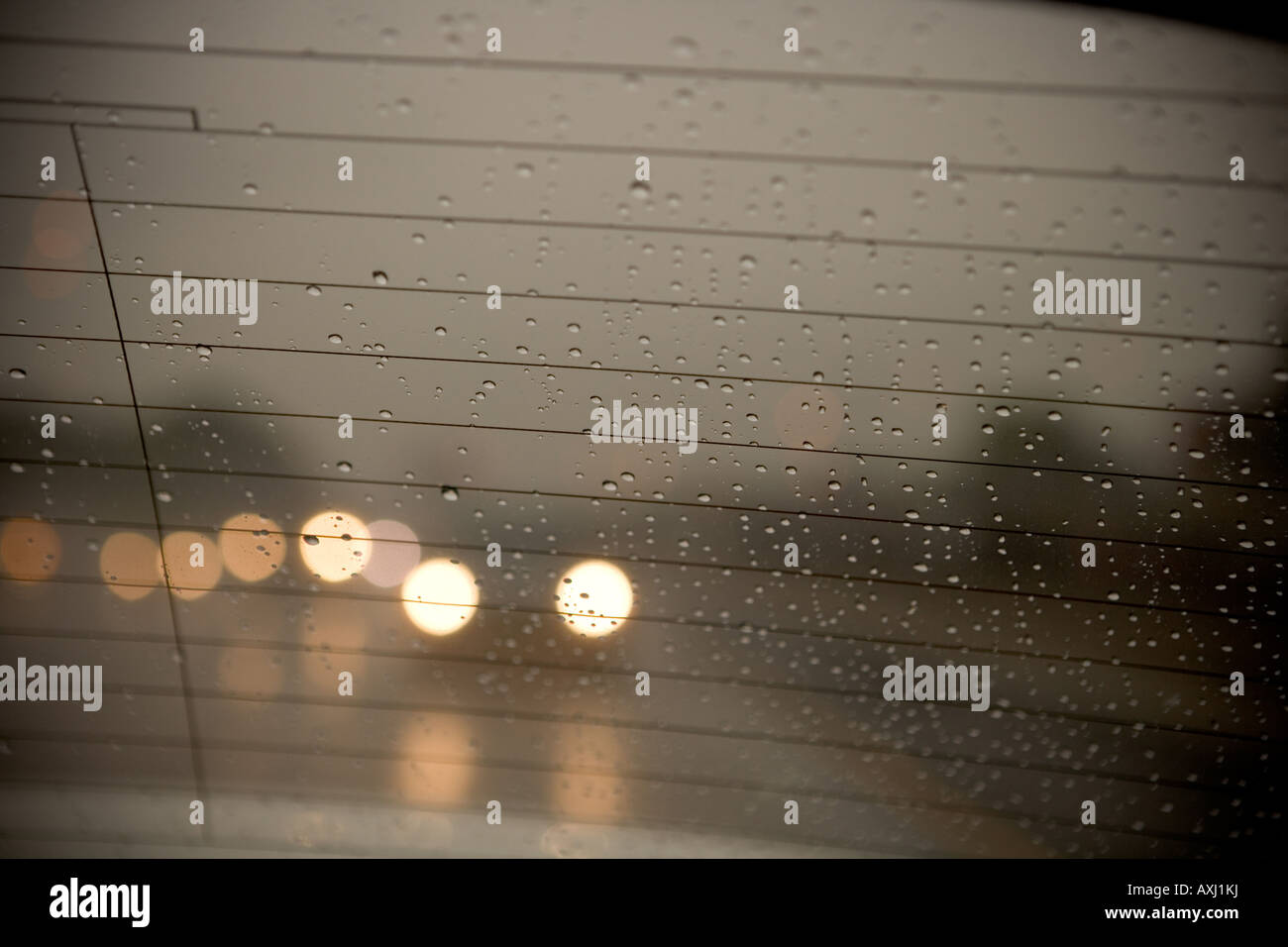 Visualizzare attraverso una macchina windows durante la pioggia Foto Stock