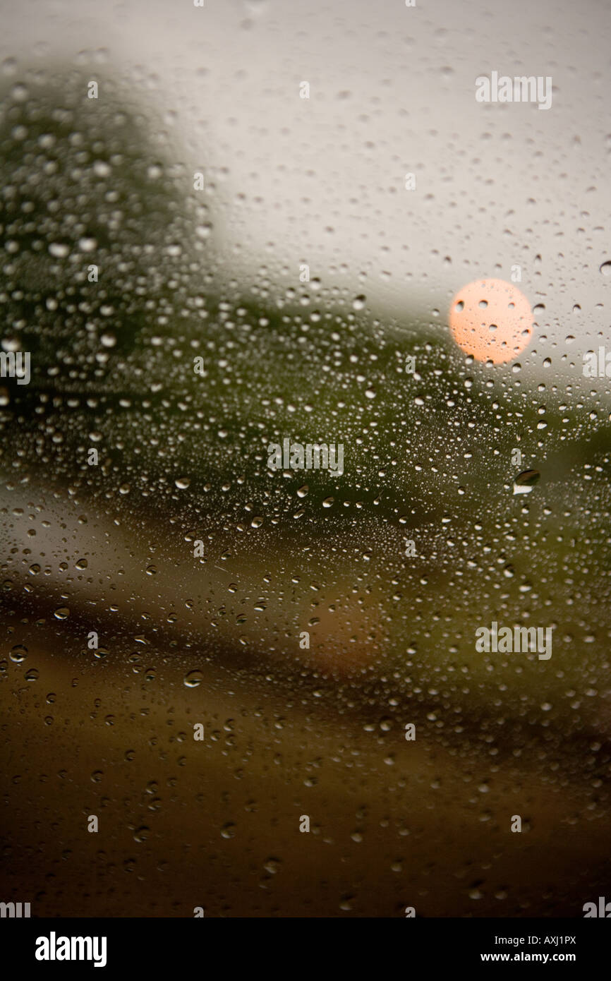 Vista attraverso una finestra durante la pioggia Foto Stock