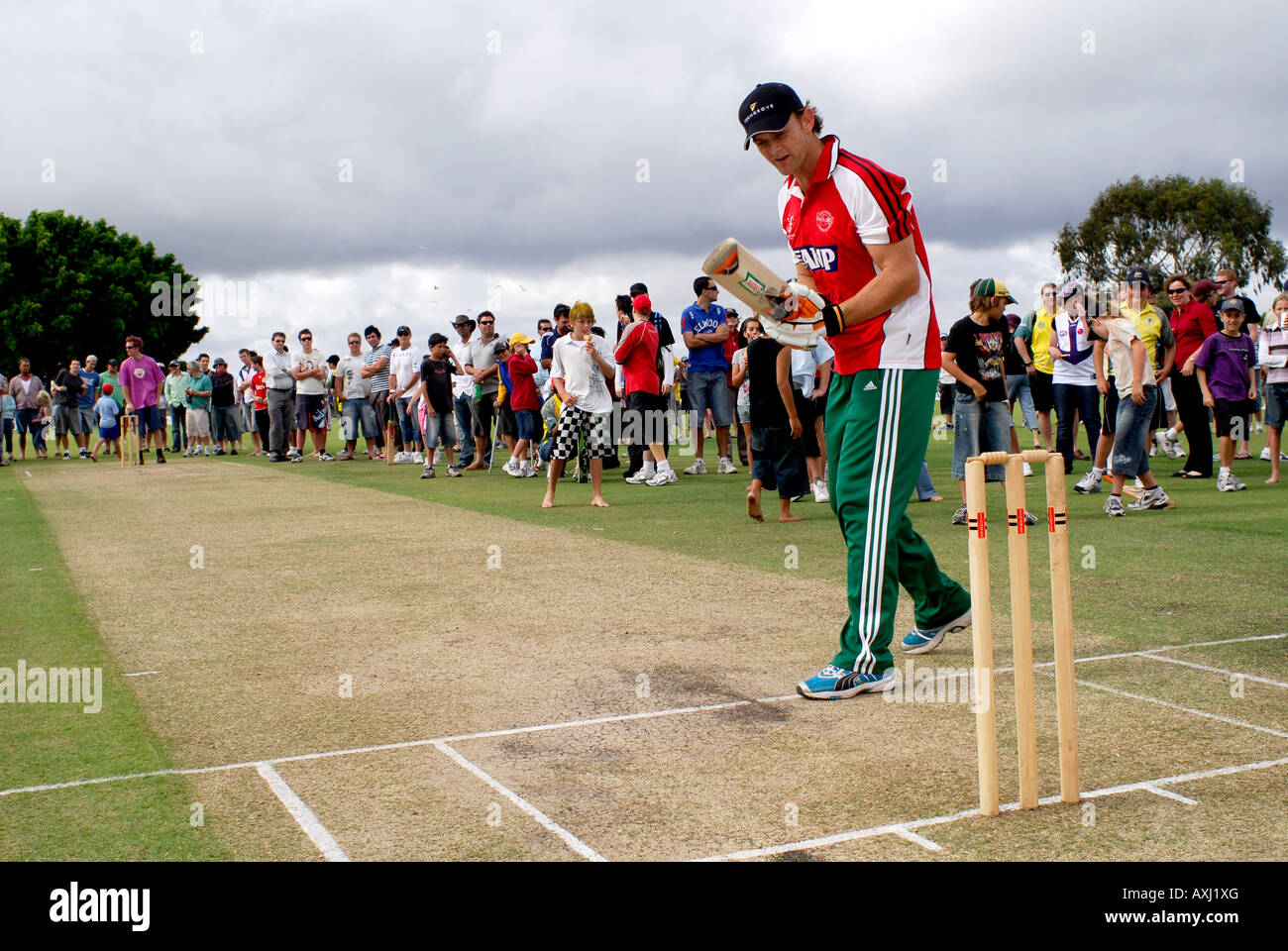 Adam Gilchrist, campione australiano e Western Australian cricketer, battere con una folla di spettatori a una funzione di carità Foto Stock