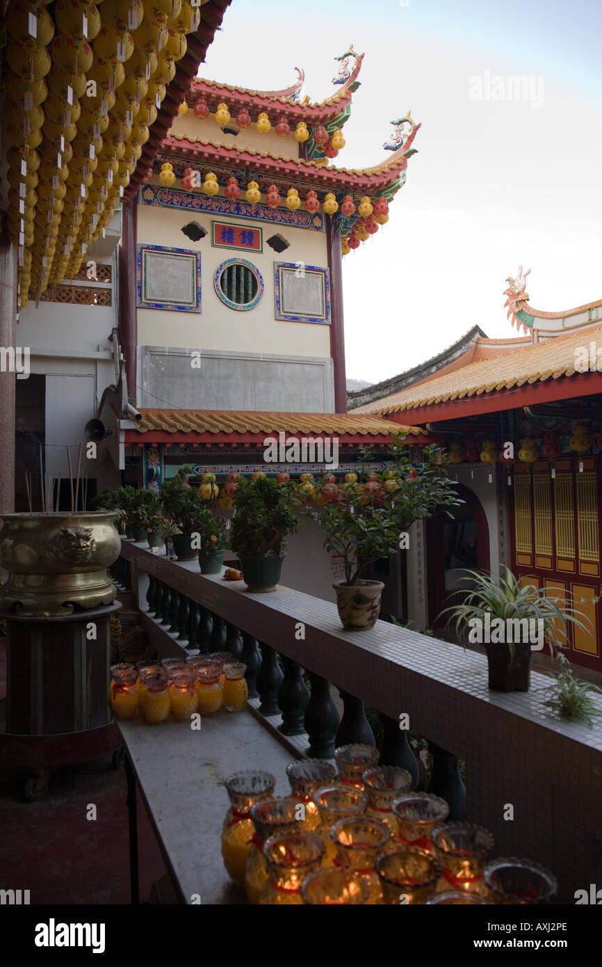 Candele accese come offerte e le lanterne cinesi, su un balcone al Tempio di Kek Lok Si, Georgetown. Sulla collina Penang. Malaysia Foto Stock
