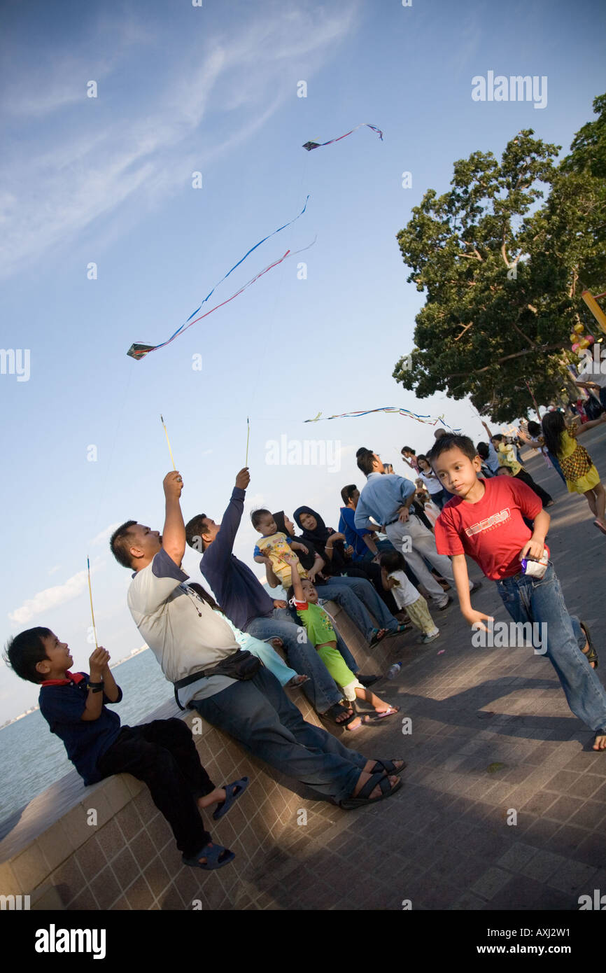 I bambini volare aquiloni a saldare Quay, Georgetown, Penang, Malaysia. Foto Stock