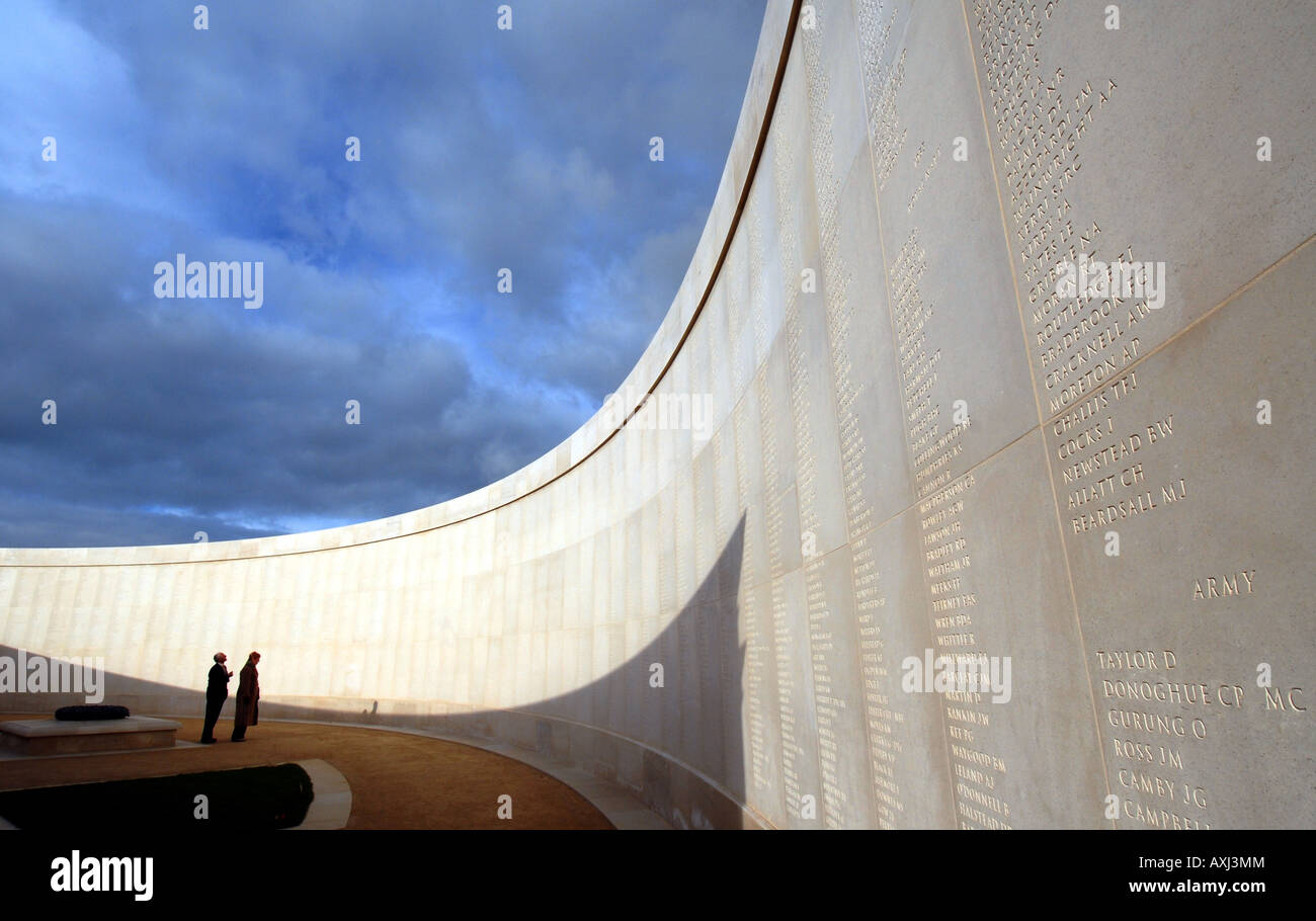 Le persone che ricercano uno del memorial PARETI DEL NATIONAL MEMORIAL ARBORETUM VICINO ALREWAS STAFFORDSHIRE REGNO UNITO Inghilterra Foto Stock