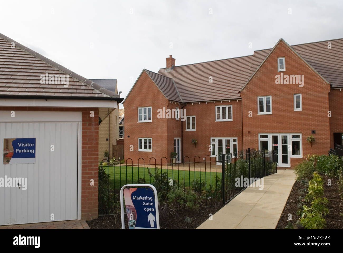 REGNO UNITO. Mostra case Marketing Suit cartello aperto Foresthall Park Hertfordshire vicino a Biahop Stortford Regno Unito 2008 2000s HOMER SYKES Foto Stock