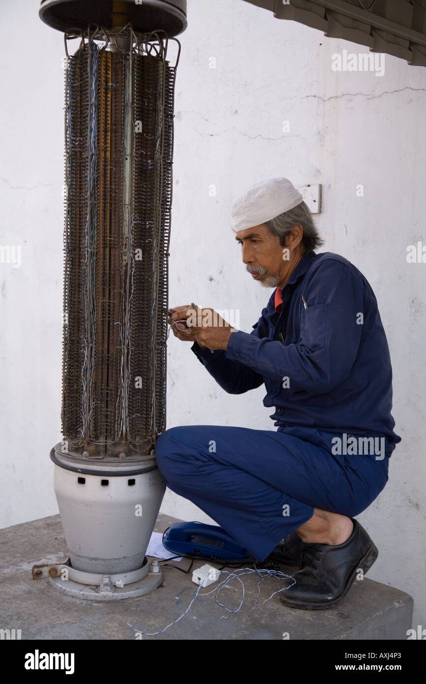 Ingegnere delle Telecomunicazioni in Malacca, Malesia. Foto Stock