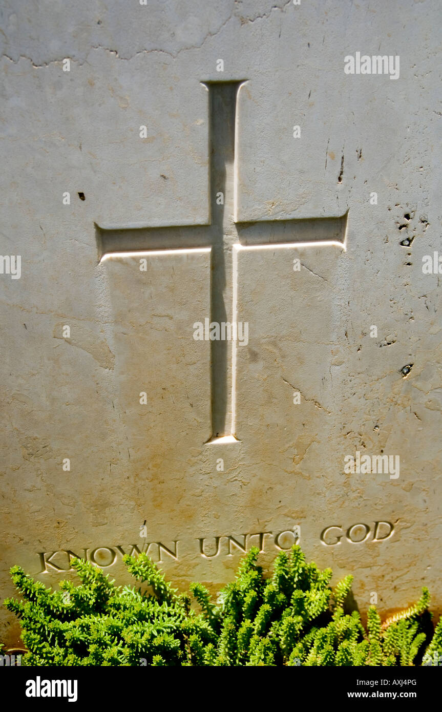 Lapide con la croce e la scritta "noto a Dio" Foto Stock