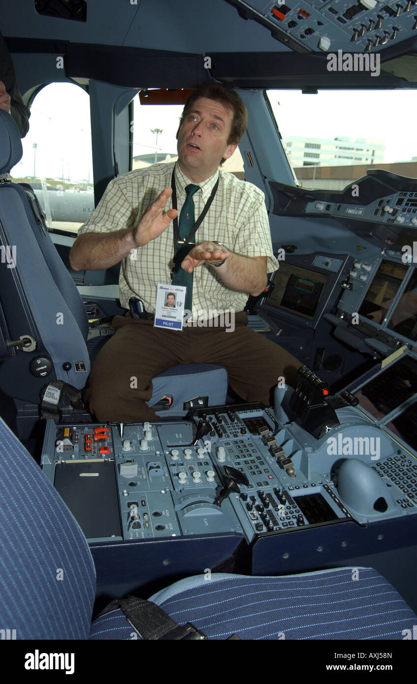 Airbus A380-800 pilota di prova Pascal Verneau nel cockpit al Singapore Air Show. Foto Stock