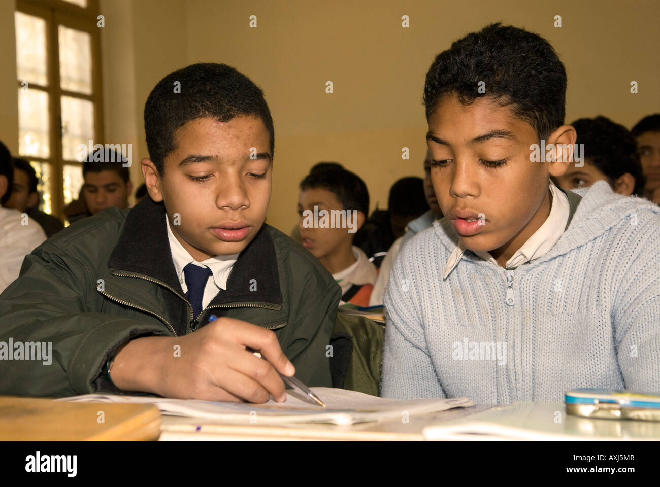 Gli alunni di classe inglese a islamica di arti e mestieri Scuola, Tripoli, Libia. Foto Stock