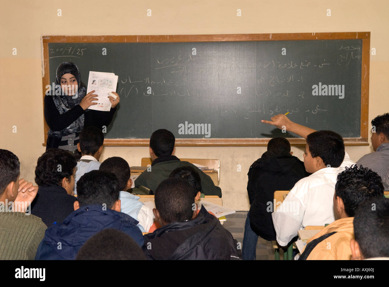 Gli alunni e gli insegnanti in classe inglese a islamica di arti e mestieri Scuola, Tripoli, Libia, Nord Africa. Foto Stock