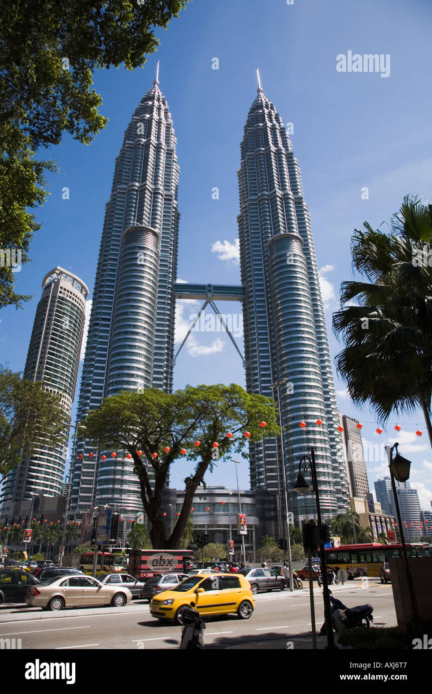 Petronas Twin Towers e un taxi giallo passando davanti. Kuala Lumpur. Malaysia. Foto Stock