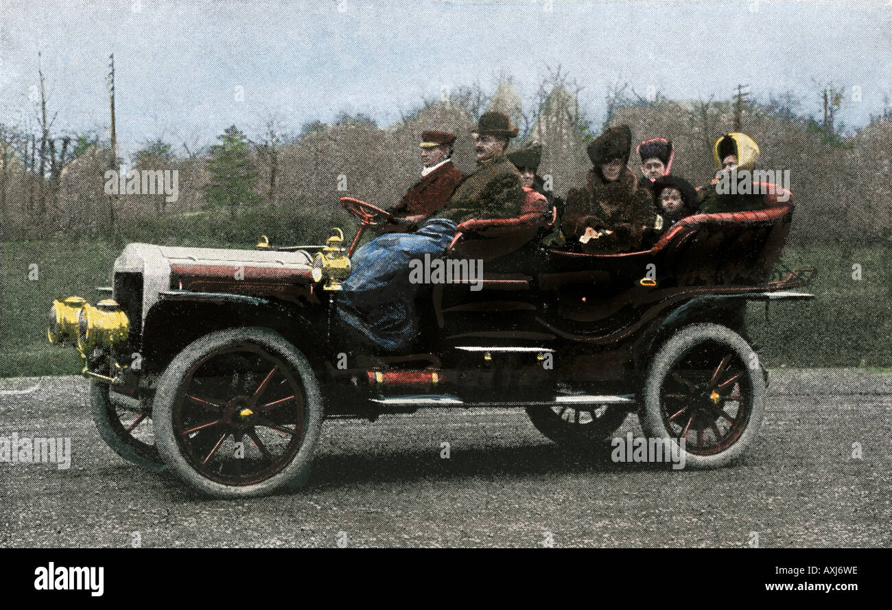 Famiglia di equitazione in un vapore-powered White Company automobile 1907. Colorate a mano i mezzitoni di una fotografia Foto Stock