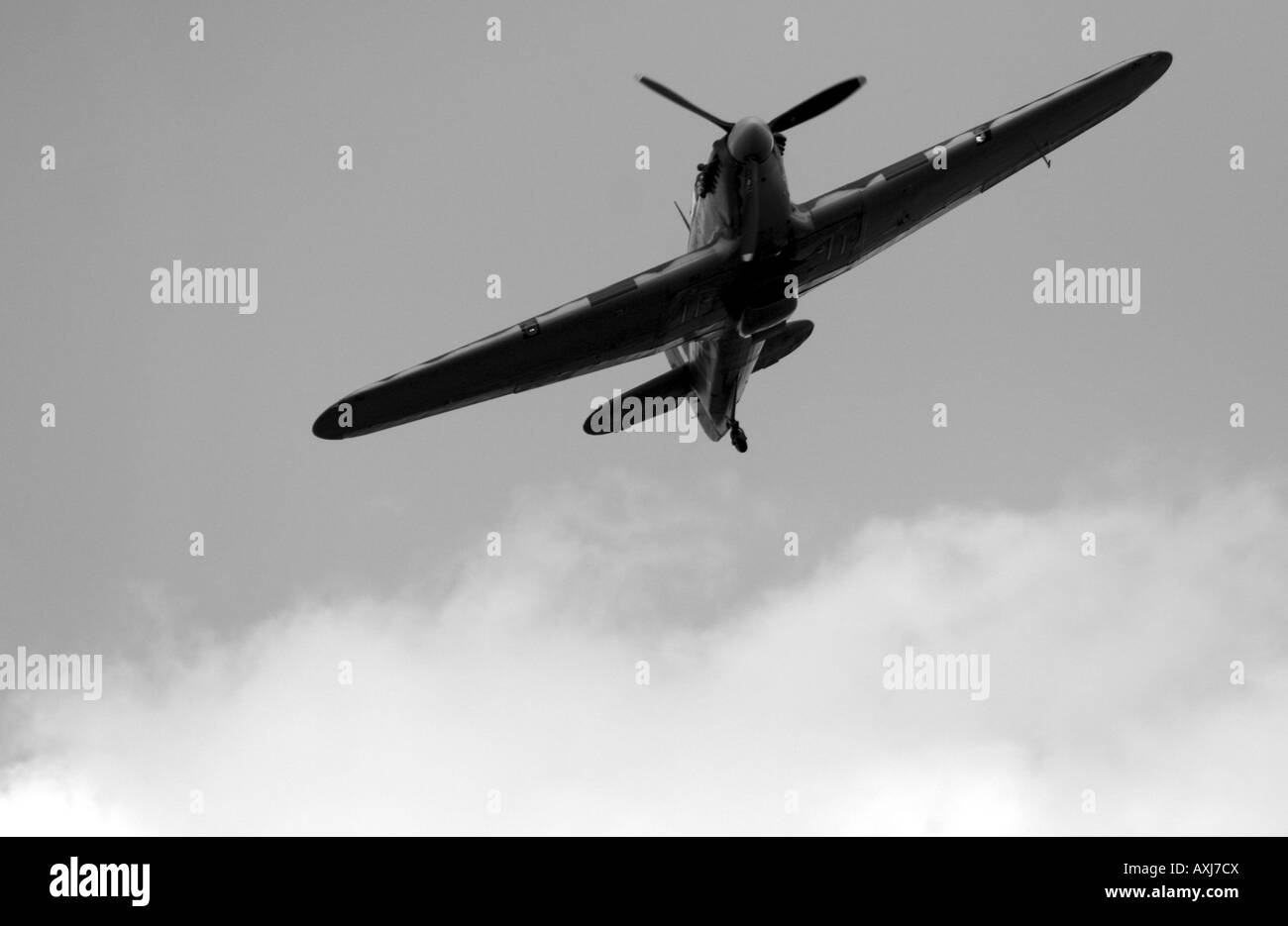 Spitfire alto nel cielo in silohette, volare al di sopra Foto Stock