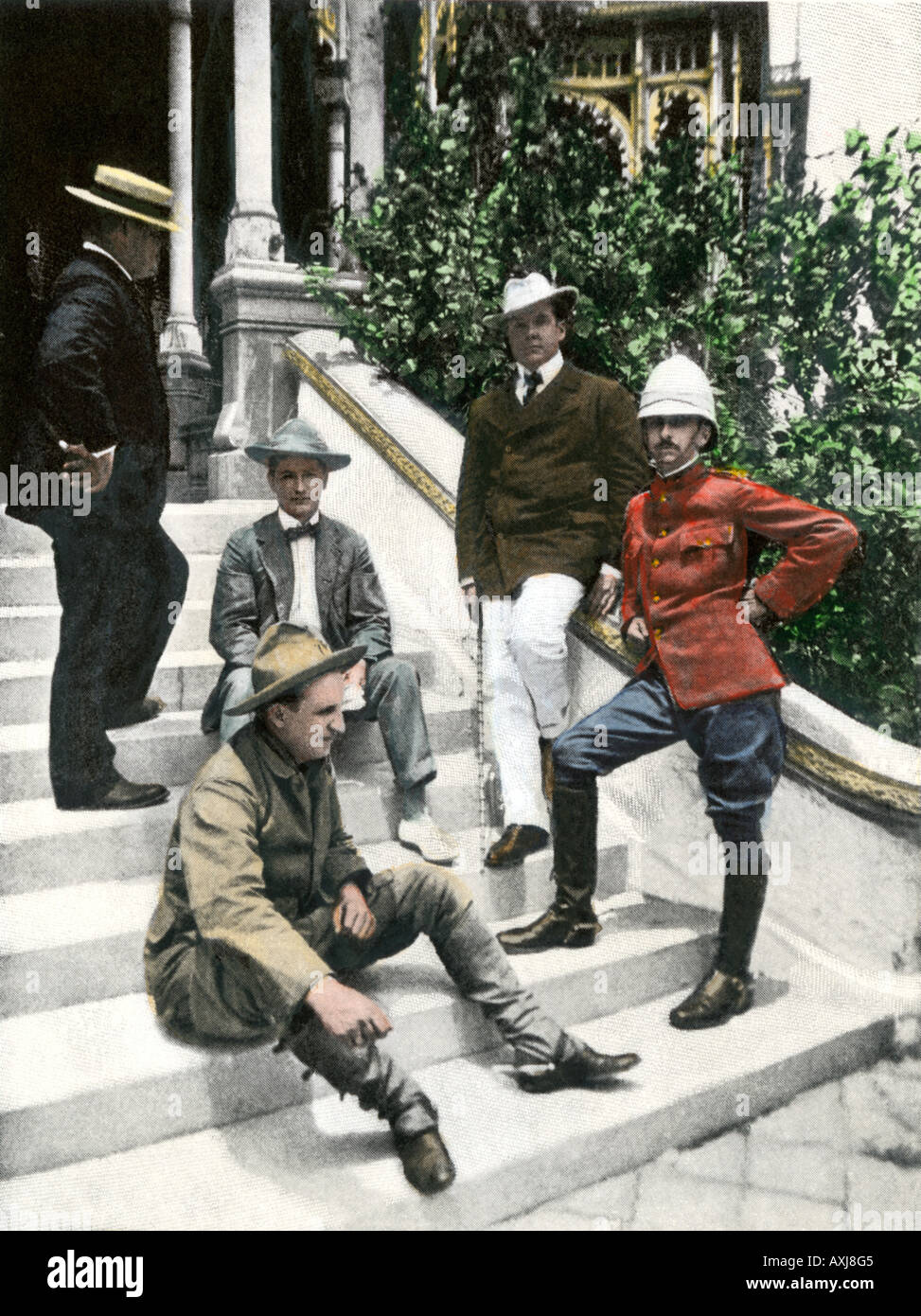 Lo spagnolo guerra americana corrispondenti in Tampa compresi Frederic Remington sinistra e Richard Harding Davis secondo da destra 1898. Colorate a mano i mezzitoni Foto Stock
