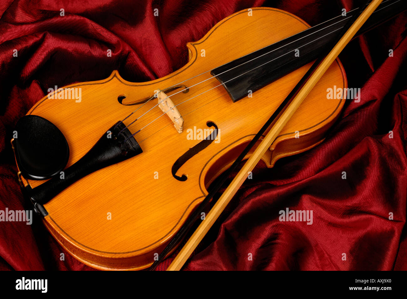 Violino su red still life Foto Stock