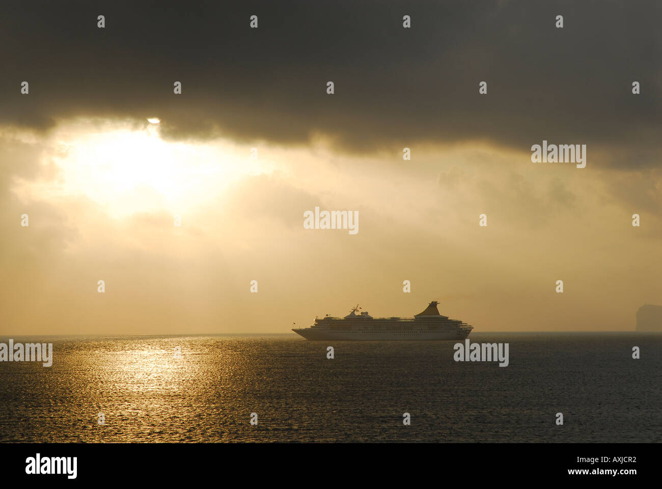 Nave da crociera in barca a vela al tramonto Foto Stock