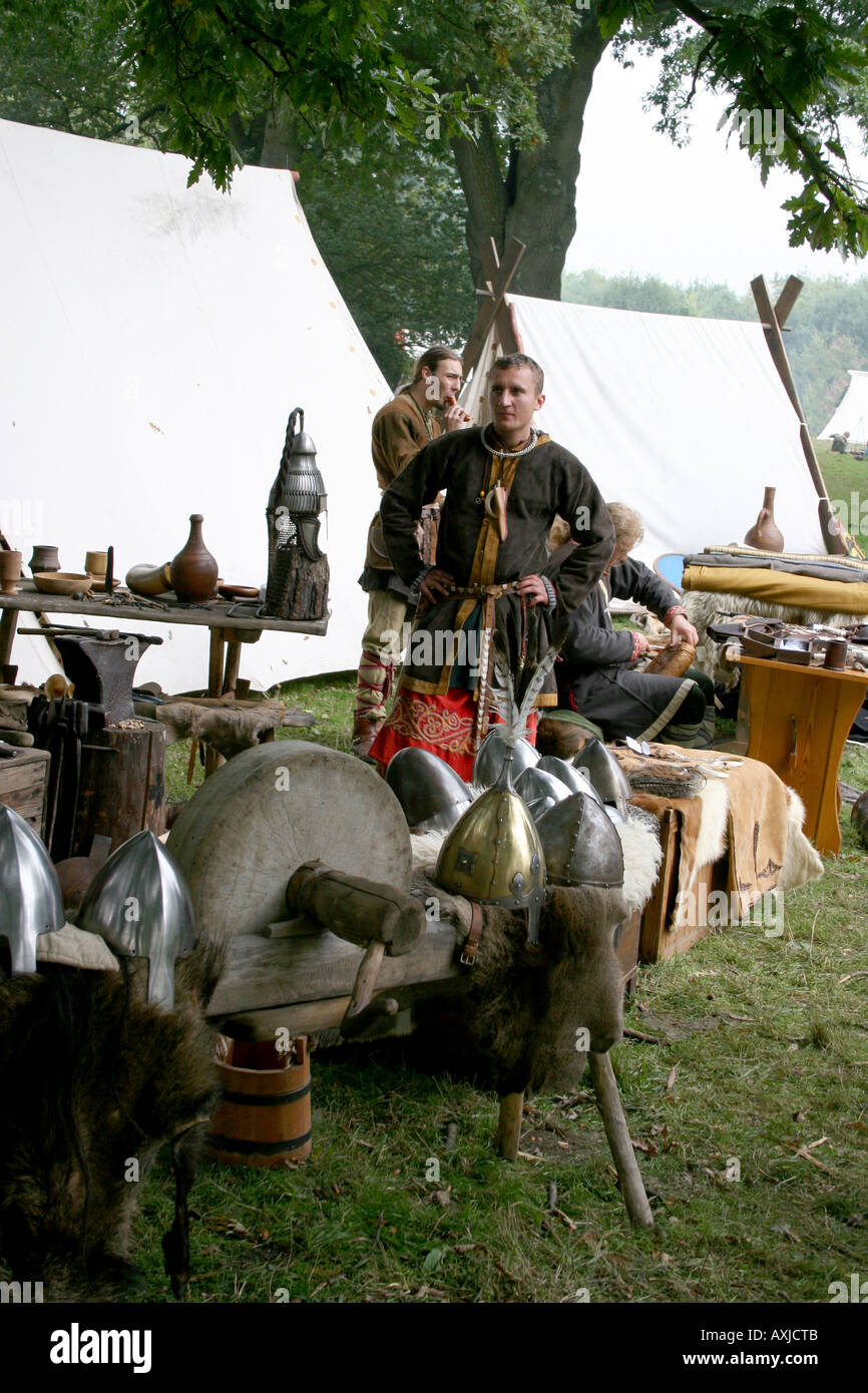 Armour caschi spade e pelli di animali per la vendita presso la rievocazione della battaglia di Hastings in 2006 Foto Stock