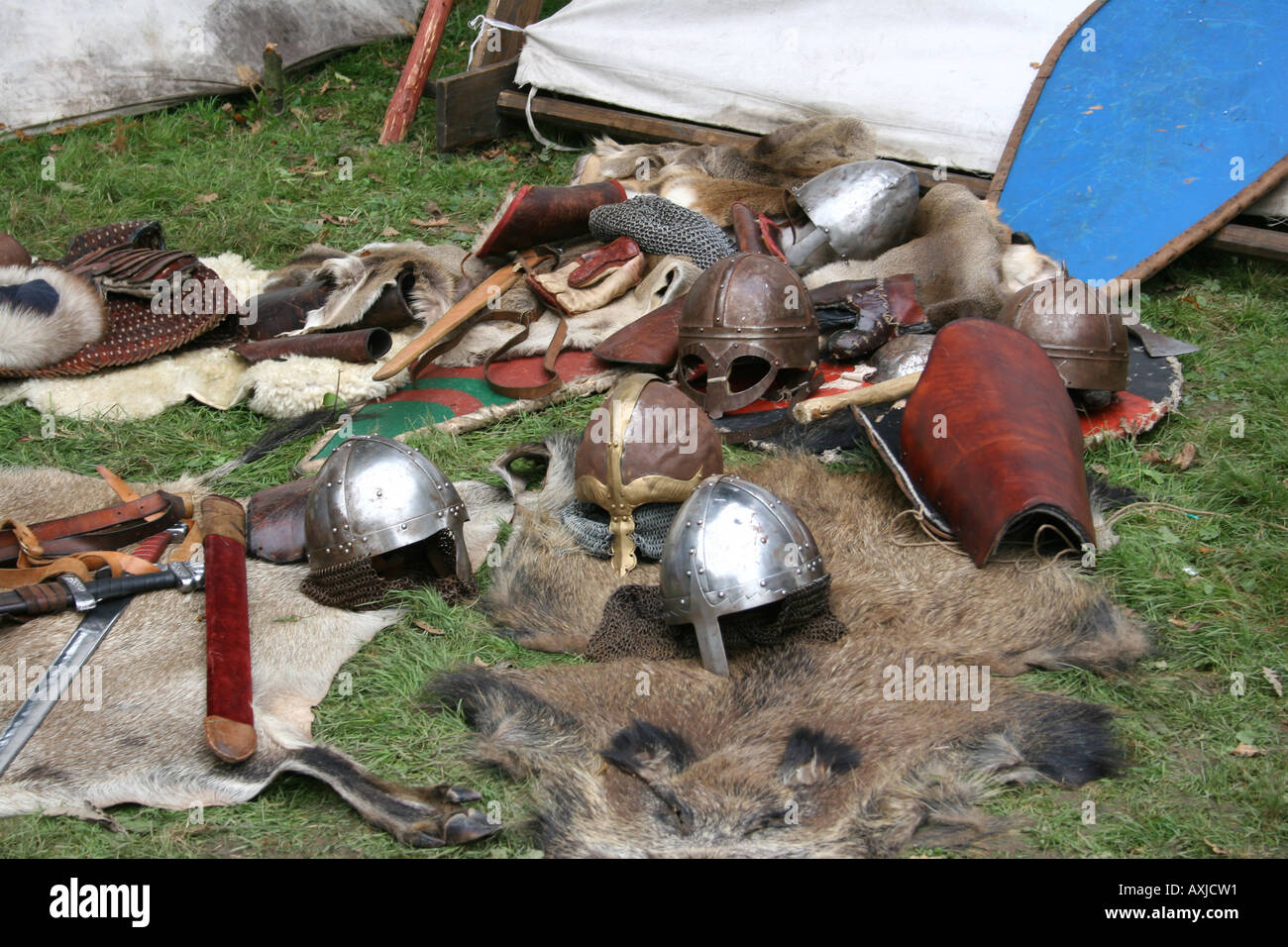 Caschi di Normanni e sassoni su pelli alla rievocazione della battaglia di Hastings in 2006. Foto Stock